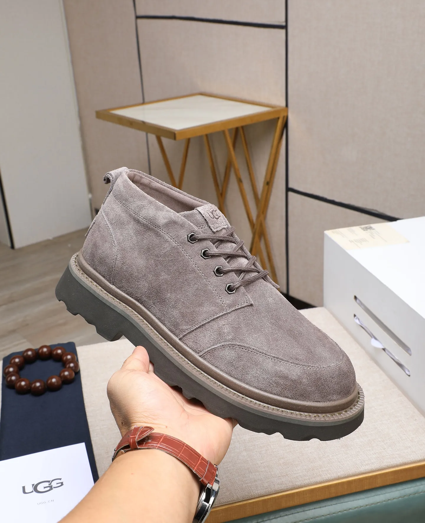 Men's shoes 💰640 (full genuine wool lining, 10% off for fake ones) Please pay attention to the quality of the original item and compare the thickness of the wool 🏮🏮 Popular UGG men's shoes from Australia's warm luxury brand, the official website is synchronized, Beckham men's style..., made of imported first-layer waxed cowhide, waxed toe cap, Australian real wool velvet lining Carefully sewn...Imported rubber Martin boots outsole (comfortable, soft, wear-resistant) The quality is really great...Exquisite workmanship, you won't be able to put it down at first sight, size 39-44 (customized in 45)